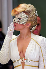 组图：LADY GAGA抵达韩国金浦机场 性感白裙优雅