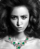 组图：张歆艺黑白复古大片尽展野性美