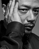 组图：段奕宏拍黑白质感写真 彰显熟男魅力本色