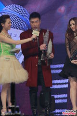 组图：许志安现身颁奖礼未戴婚戒春风满面