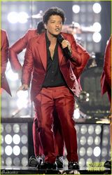 组图：布鲁诺玛斯着亮眼红装 公告牌激情献唱
