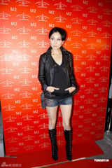 组图：刘嘉玲亮相上海 皮衣搭配牛仔短裤秀美腿