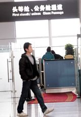 幻灯图：吴镇宇疑似返港受审 《战国》剧组封口