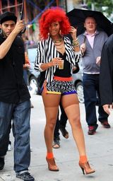 组图：蕾哈娜纽约街头拍MV 红发热裤打扮惹眼
