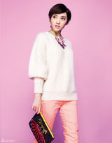 组图：唐艺昕撞色缤纷写真 月牙笑眼精灵可人