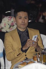 组图：孙悦现身慈善盛典被错认 窦骁刘烨同席零交流