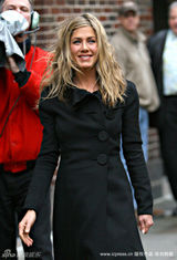 幻灯图：甜姐安妮斯顿做客脱口秀 大展招牌笑容 