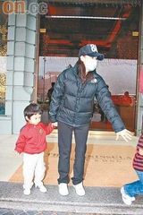 幻灯：张柏芝带子逛街穿羽绒服护肚 闻生女难掩兴奋