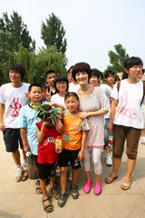 幻灯图：谢娜太阳村献爱心 号召爱心人士加入