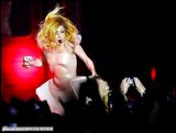 组图：LadyGaga透视乳贴造型化身风骚修女劲歌热舞