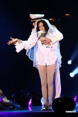 组图：莫文蔚提前穿白纱 卖性感与张亚东同台演出