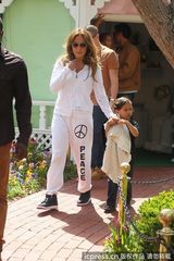 组图：詹妮弗洛佩兹带子女游玩 小男友全程陪伴