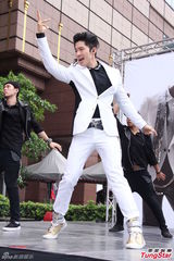 组图：吴建豪台北签唱惜肉如金湿背猛擦汗