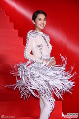 组图：杨丞琳穿华服亮相 尾椎伤势未复原