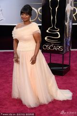 组图：奥克塔维亚-斯宾瑟白纱裙小露香肩