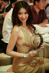 组图：陈依淳晚会获封爱心天使 性感着装艳惊全场