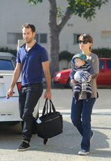 高清组图：娜塔丽-波特曼一家三口外出儿子可爱