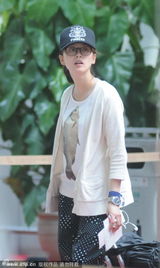 组图：刘诗诗素颜亮相机场 避安检猛喝饮料