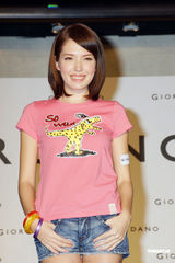 组图：许玮宁走秀展身材 男友阮经天助阵出料理书