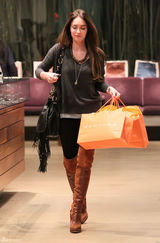 高清组图：梅根-福克斯街拍LOOK过膝靴搭流苏包