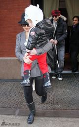 组图：克里斯蒂娜与男友甜蜜用餐 爱子超萌可爱