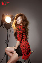 组图：韩女歌手孙谭菲新写真 为代言服装秀香肩