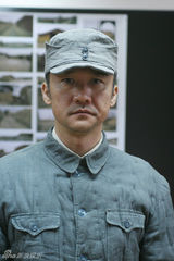 组图：新《亮剑》定妆照 甘婷婷黄志忠塑战争情侣