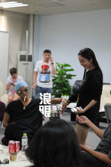 组图：杨幂亮相快男彩排 被霆锋调戏坐大腿