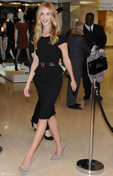 组图：罗茜-汉丁顿-惠特莉黑裙亮相妩媚