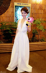 组图：林心如韩国拿大奖 黑白礼服优雅亮相