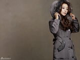 高清图：韩星金喜善拍冬装写真 尽展干练时尚魅力