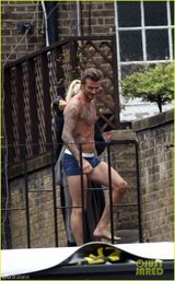 组图：38岁贝克汉姆街头半裸拍广告