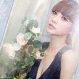 组图：柳岩红黑优雅写真曝光 傲人美胸性感抢镜