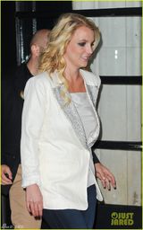 组图：布兰妮职业装显粗腿 坐双层巴士游伦敦