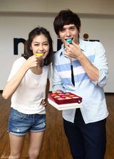 组图：Olivia为演唱会彩排 大跳俏皮复古舞