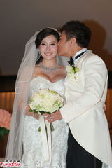 组图：钱嘉乐汤盈盈大婚 新娘巨乳大肚与新郎热吻