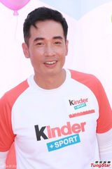 组图：准爸爸陈豪看书学照顾宝宝 向好友取经