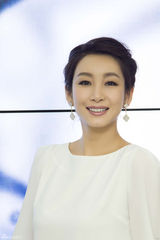 组图：秦海璐白色洋装显气质 倡导海洋保护