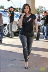 组图：卡戴珊与姐妹外出郊游 镂空衣豪放露半球