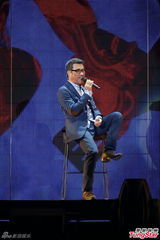 组图：李宗盛桃红衬衫开唱 称林忆莲唱得更好