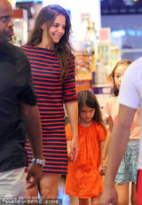 组图：苏瑞宠物店遭捉弄头顶小狗表情囧