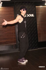 组图：吴建豪筹备演唱会秀肌肉 要与歌迷近距离接触 