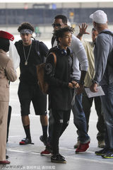组图：史密斯携两子亮相机场 身型壮硕酷劲十足