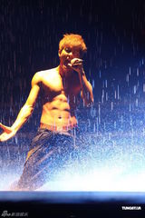 组图：吴克群个唱湿身秀腹肌 和女模互摸掀高潮