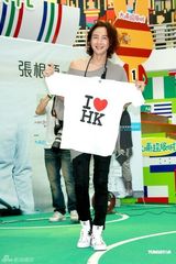 幻灯图：张根锡香港会影迷 中性露肩衫显魅惑