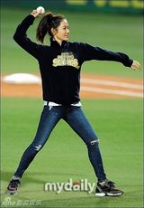 组图：孙艺珍亮相棒球比赛任开球嘉宾笑容迷人