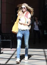 高清组图：变3女惠特莉玩混搭 裘皮背心配T恤