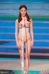 组图：港姐泳装秀热辣美胸 蛮腰翘臀各展风情