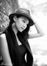 组图：68岁老艺人凌峰19岁漂亮时髦女儿近照曝光