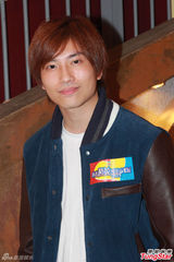 组图：陈智燊亮相拜神仪式 不介意女友性感出镜